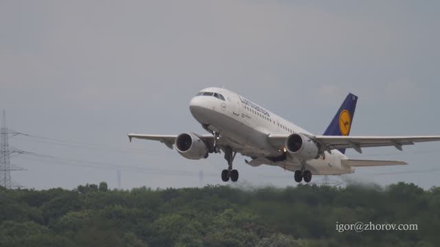 Эйрбас А319 авиакомпании Люфтганза взлетает из аэропорта Дюссельдорф.
