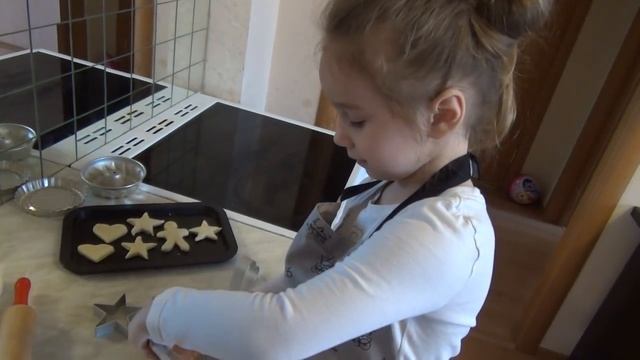 Диана печет печенье. Diana is baking cookies смотреть онлайн