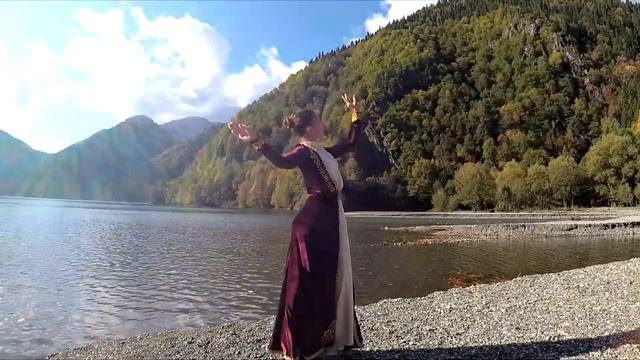 Абхазия.Рица.Кавказ.Девушка танцует Лезгинку