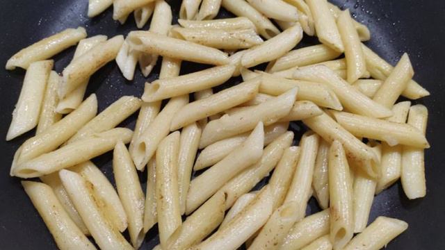 Запеканка на сковороде из макарон и творога