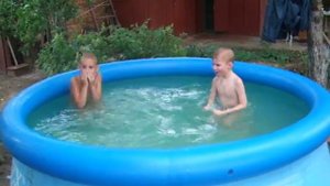 три мальчика купаются в бассейне на нас на даче 2