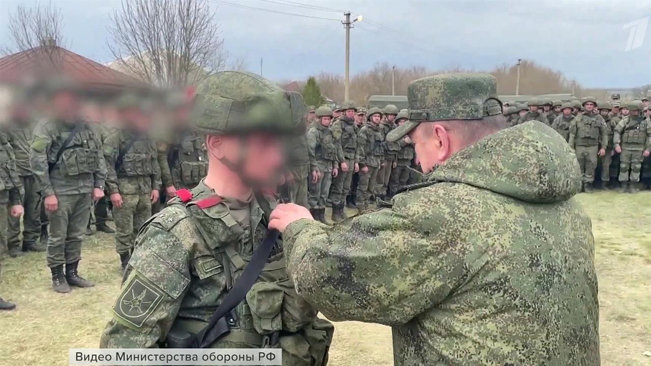 Прямо на передовой награждают российских военных, ...чились во время специальной операции на Украине