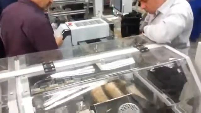 Линия упаковки плоских продуктов на ребре в пакет с плоскими боковыми гранями смотреть онлайн