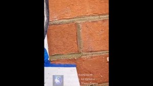 Лайфхак. Мастер завершает ремонт кладки.