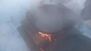 Шурпа из зайца в казане на открытом огне. Зимой на улице.