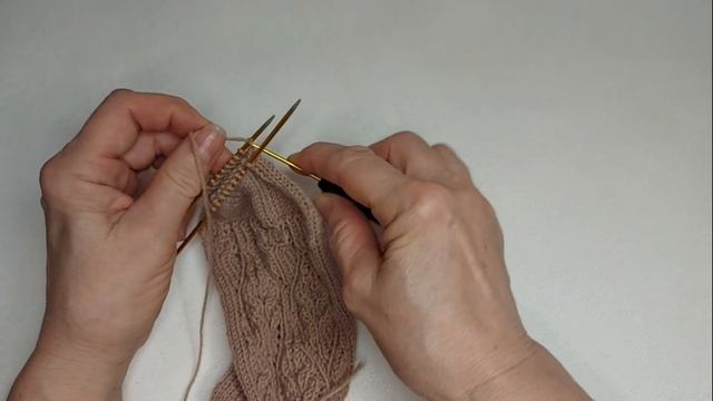 Носки  КОСЫ  В АЖУРЕ.  Часть  5. Мысок .Закрытие петель крючком.  #носкиспицами#красивыйузор#носки