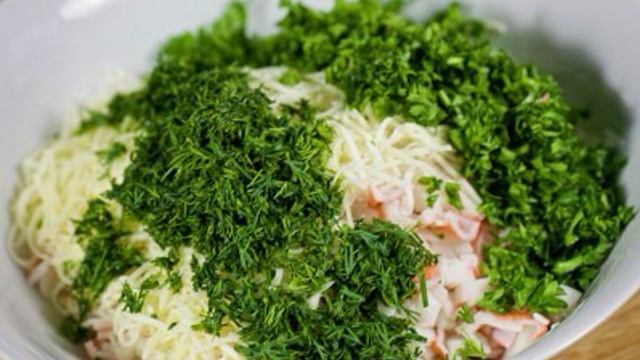 Рулетики из тортильи с крабовыми палочками