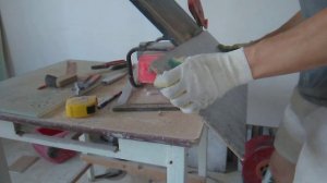 Резка керамической плитки, угол 45°градусов.