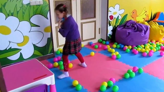 Шарики. Играем шариками в игровой комнате в кафе ballpit for a kids indoor playground смотреть онлайн