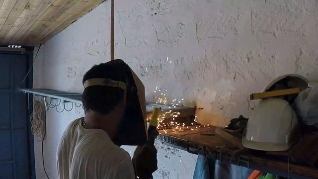 ТОП СВАРЩИК ВАРИТ СЕБЕ ПОЛКУ ОГРОМНУЮ 10 ч #строительствогаража Строительство Гаража ПОЛКА СТЕЛА