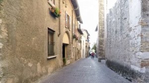 Италия. Узкие улочки Сирмионе. Скалигерская крепость. Озеро Гарда.