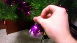 Как повесить игрушки на елку