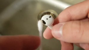 Как почистить AirPods? Как очистить сетку AirPods? Один наушник играет тише другого? Ответы в видео