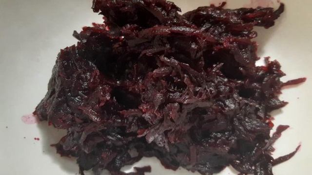 Салат из свеклы с сыром, яйцами и чесноком