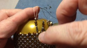 Золотое пасхальное яйцо. Бисерная сетка.