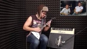 Играет на балалайке,как на электрогитаре