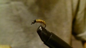 Обманка на хариуса. Эмитация ручейника.