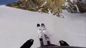 Нереально крутой спуск на горных лыжах  со скалы