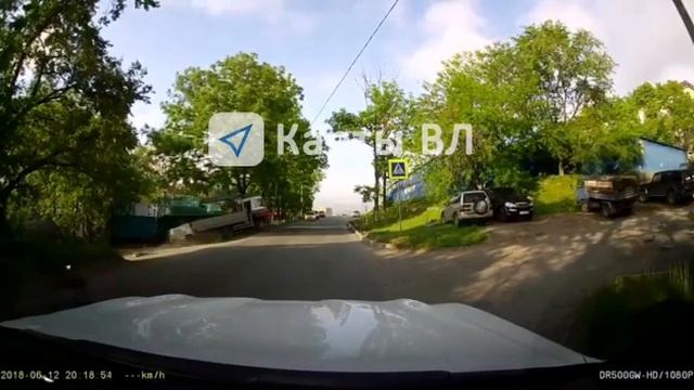 Во Владивостоке Mitsubishi Fuso врезался в жилой дом смотреть онлайн