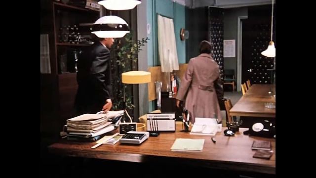 Почему вы не ушли домой вместе со всеми сотрудниками? смотреть онлайн