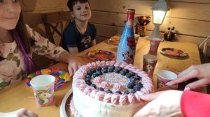 День рождения доченьки 10 лет. Празднуем на даче. Все здорово.
