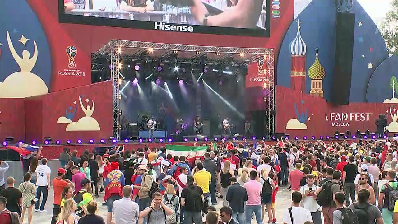 В фан-зонах для болельщиков проходят разнообразные развлекательные программы