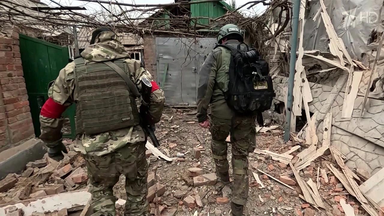 Съемочная группа Первого канала сняла, как в Артемовске мирных жителей пытаются спасти от огня врага