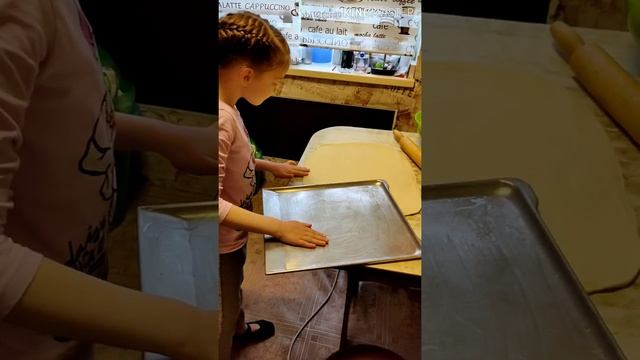 Пицца домашняя. Готовит Катя Петрова 7 лет. смотреть онлайн