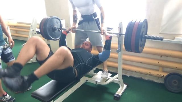 Жим лежа с отбивом на лапу 210 кг на 2 смотреть онлайн