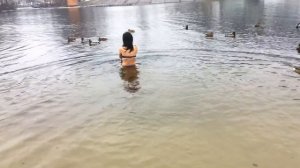 Закаливание  девушки тоже могут | Girls can do it too