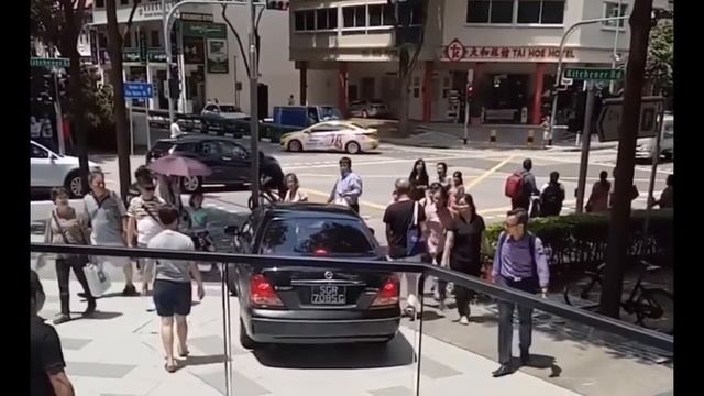 16apr2019 1212pm  SGR7085G nissan sunny driving thru the busy pavement of kitchener road.