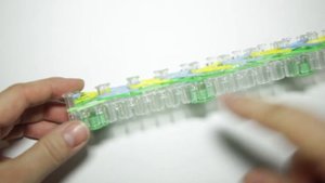 Простой браслет из резинок Цепочка/Плетения браслетов из резинок/ Плетение резинками