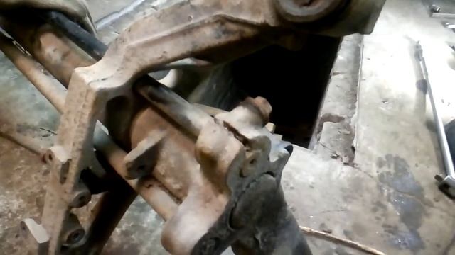 Ремонт торсионной балки. Подготовка к демонтажу болтов фиксации стабилизатора смотреть онлайн