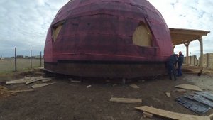 Начинаем монтаж битумной черепицы. Купольный дом в Евпатории.