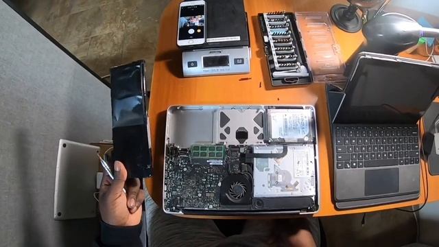 How To Replace Your MacBook Pro Hard Drive Touchpad & Battery смотреть онлайн