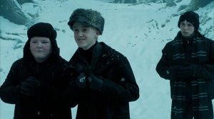 Гарри Поттер пугает Малфоя и его друзей в Хогсмиде / Гарри Поттер кидает снежки в Малфоя