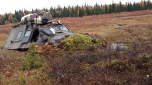 Вездеход гтт вытягивает из болота своего собрата