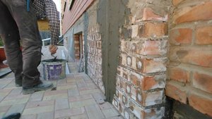 Подготавливаем цоколь под отделку керамической плиткой.