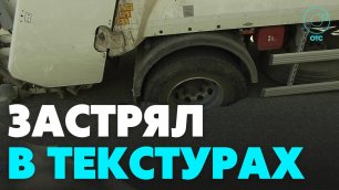 Провалившийся мусоровоз достали с помощью крана в Новосибирске