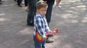 Мальчик играет на гитаре в Петербурге.