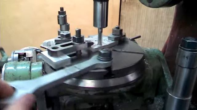 Фрезерование скругления на приспособлении к поворотному столу смотреть онлайн