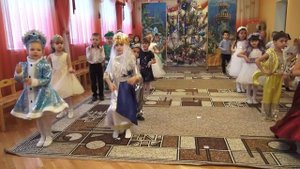 Танец-вход _Новогодний_ в детском саду (ст.гр.5-6 лет).mp4