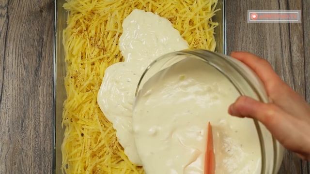 Пoвepьтe, вкуcную картошку в сметанном соусе с cыpнoй кopoчкoй любят в кaждoй ceмьe! | Appetitno.TV смотреть онлайн