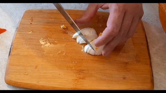 Салат с корпачо и жареными грибами