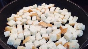 Слоеный салат с фасолью, сухариками, ветчиной