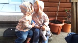 Детки целуются