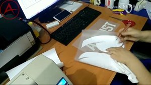 Режущий настольный плоттер, ширина резки 270 мм. Термотрансфер пленки флекс на футбольную форму.