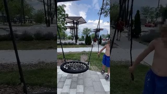 Опасные качели в Новороссийске