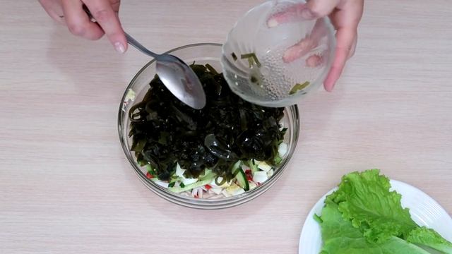 Салат с крабовым мясом и морской капустой