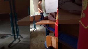 Дрочит на уроке